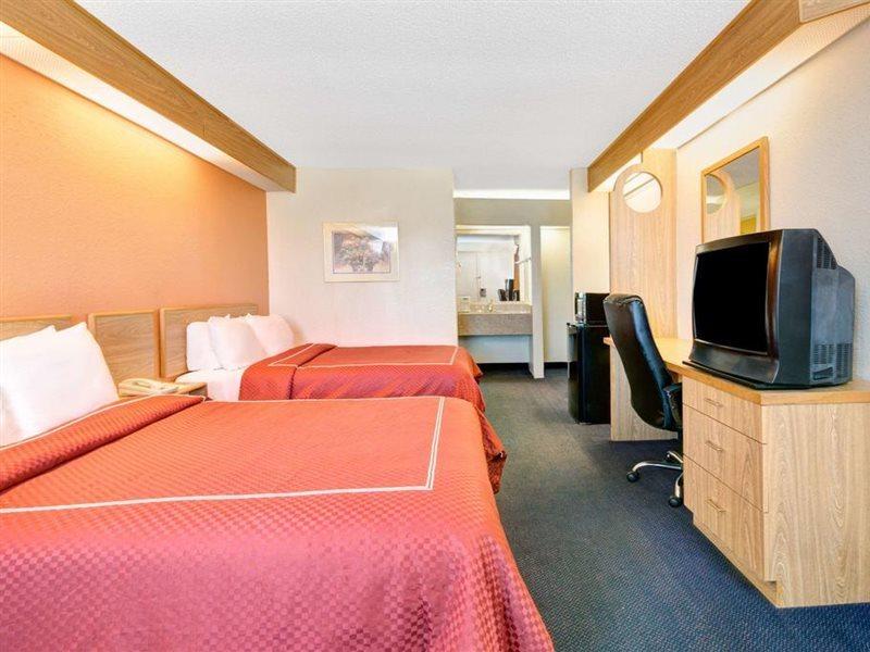 Days Inn By Wyndham Charlotte Northlake Екстер'єр фото