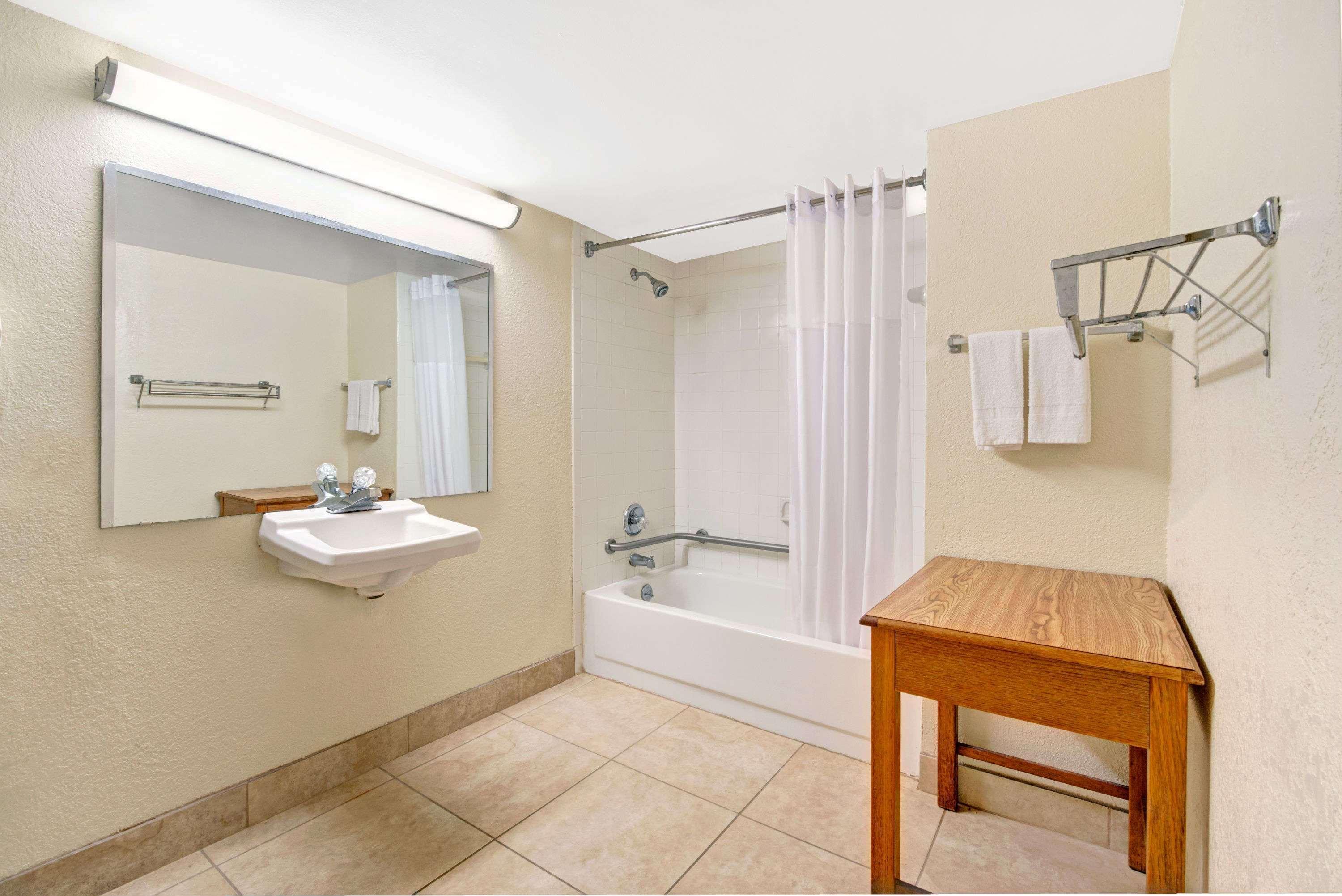 Days Inn By Wyndham Charlotte Northlake Екстер'єр фото