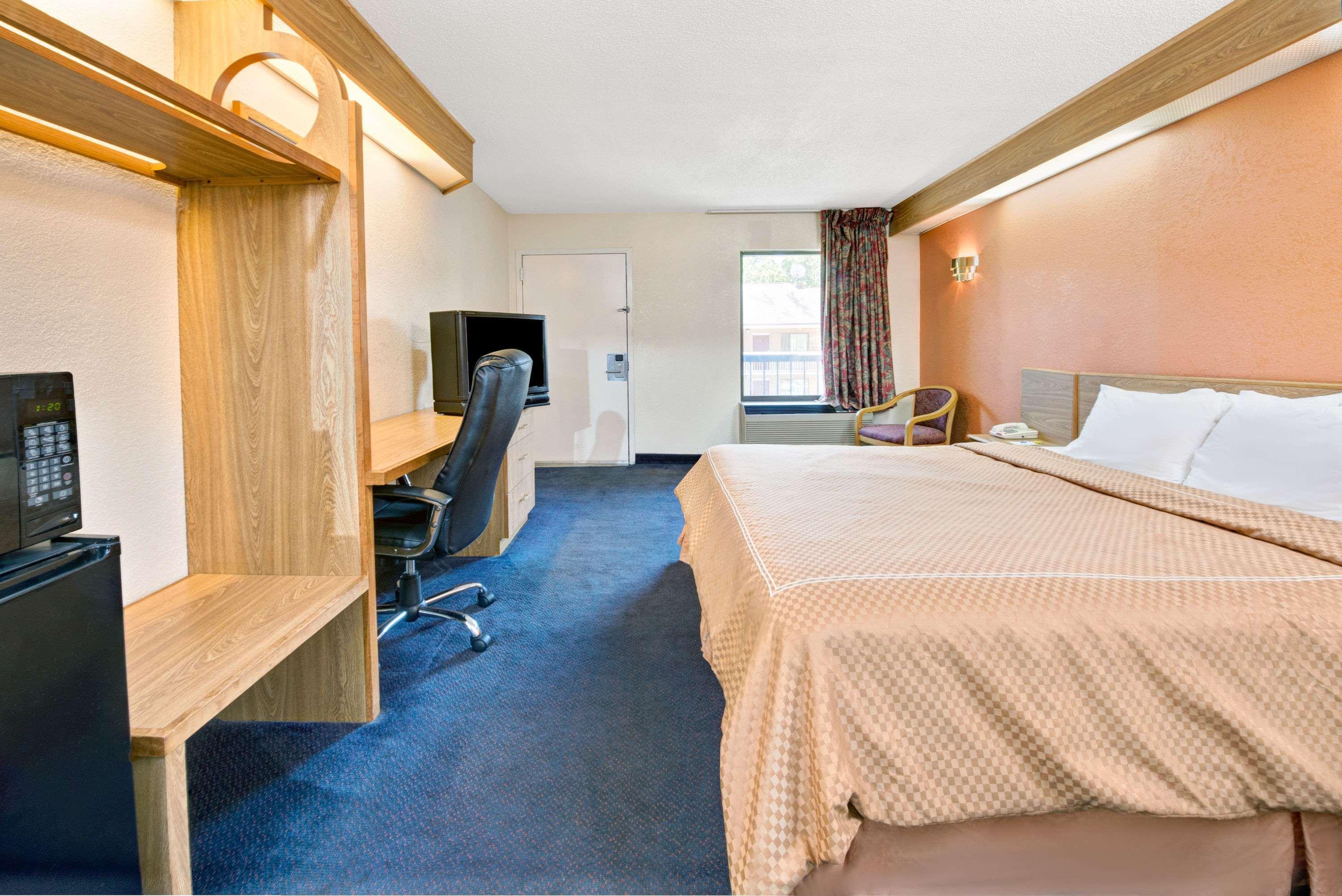 Days Inn By Wyndham Charlotte Northlake Екстер'єр фото