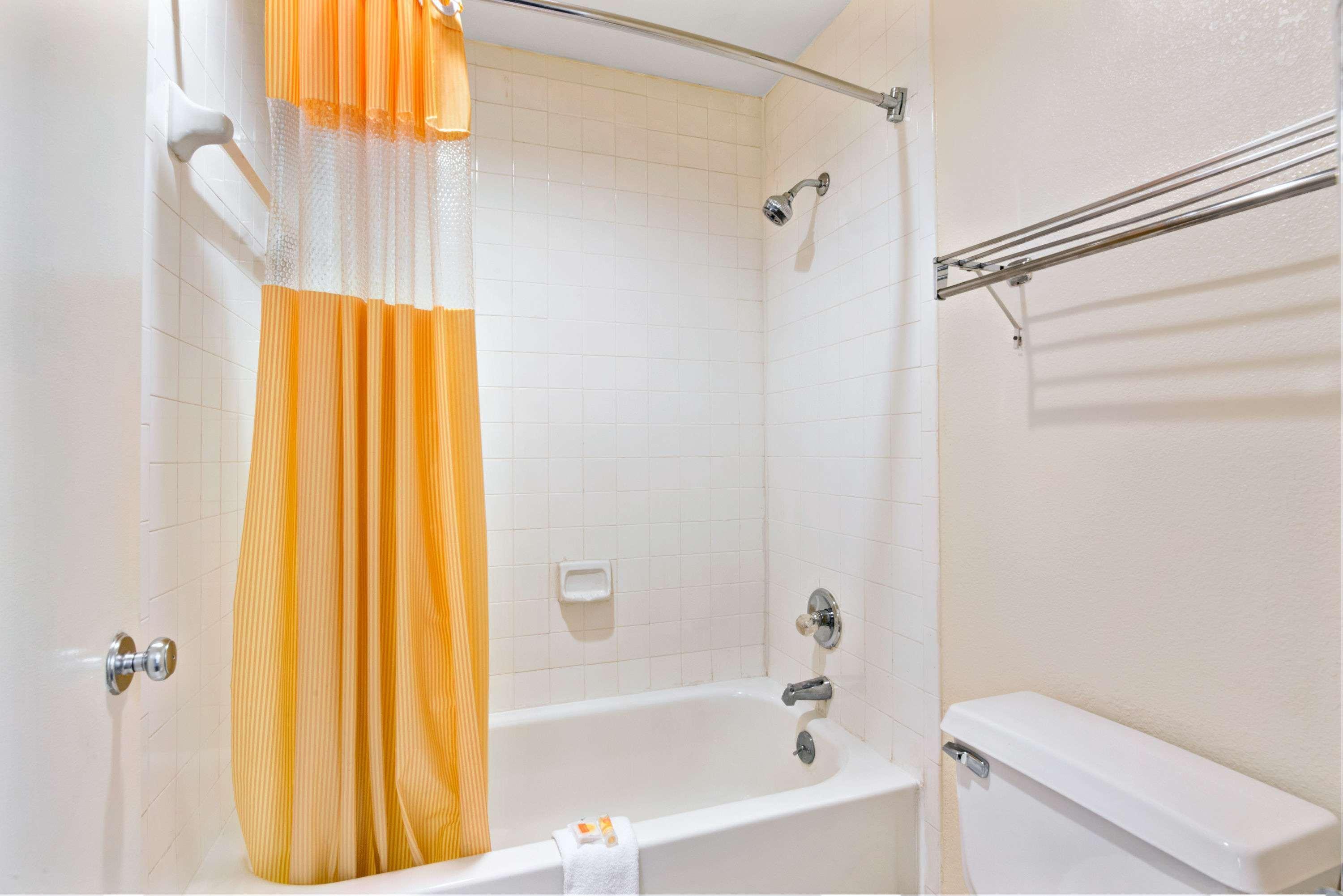 Days Inn By Wyndham Charlotte Northlake Екстер'єр фото