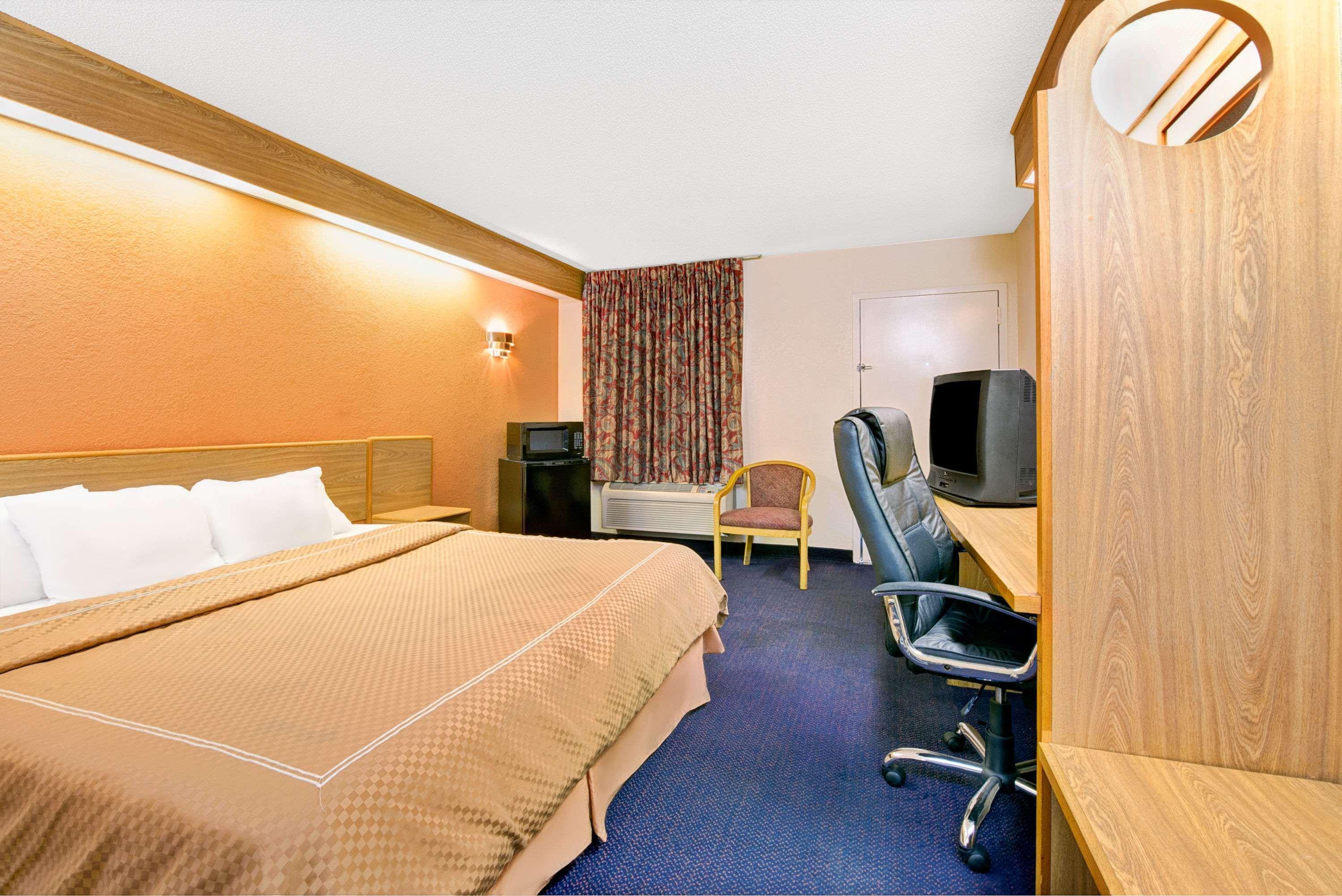 Days Inn By Wyndham Charlotte Northlake Екстер'єр фото