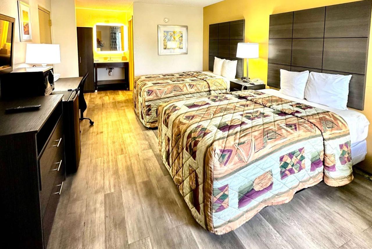 Days Inn By Wyndham Charlotte Northlake Екстер'єр фото