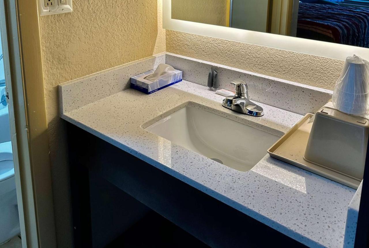 Days Inn By Wyndham Charlotte Northlake Екстер'єр фото