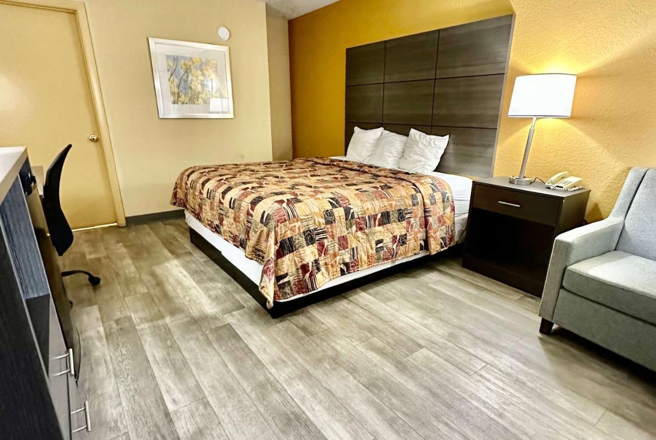 Days Inn By Wyndham Charlotte Northlake Екстер'єр фото