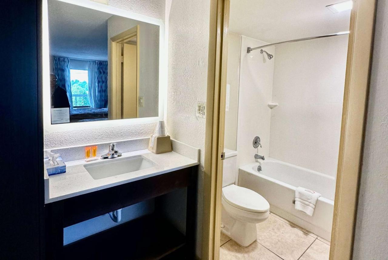 Days Inn By Wyndham Charlotte Northlake Екстер'єр фото