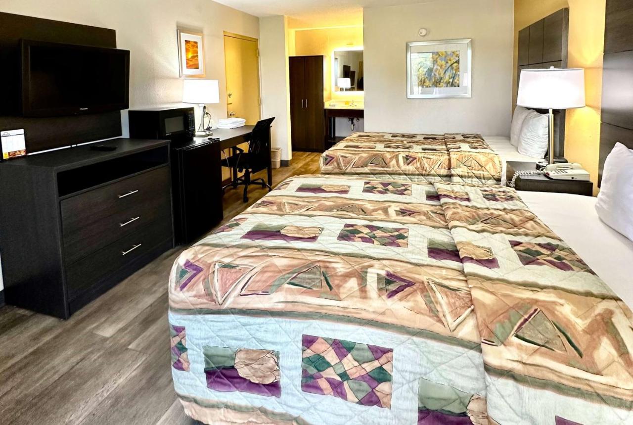 Days Inn By Wyndham Charlotte Northlake Екстер'єр фото