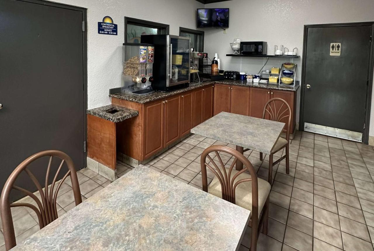 Days Inn By Wyndham Charlotte Northlake Екстер'єр фото