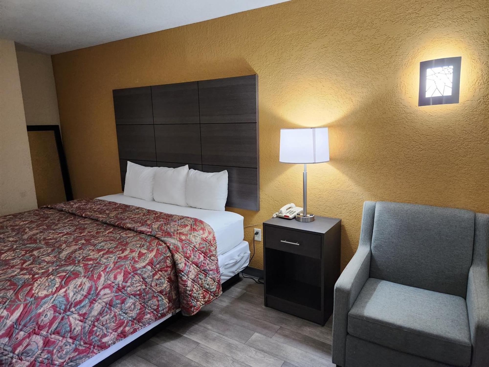 Days Inn By Wyndham Charlotte Northlake Екстер'єр фото